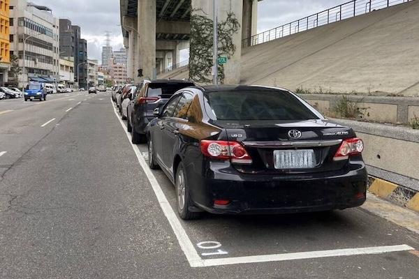 路邊停車打雙黃燈恐挨罰 3600 元！交通部長出面回應