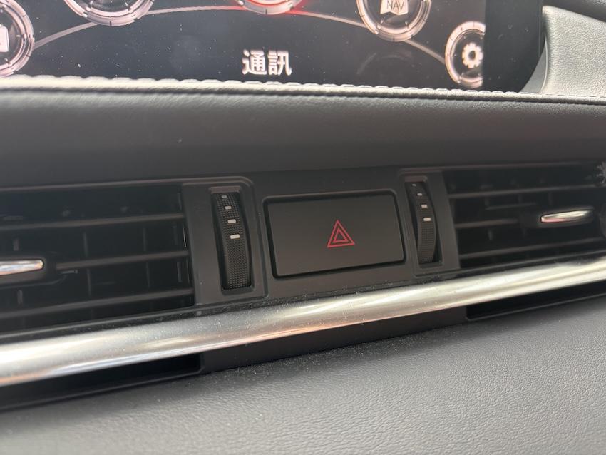 翻開汽車品牌提供的車主手冊裡，內容指出危險警示閃燈為緊急停靠於路上或路邊時所使用。（攝影：記者陳英傑）