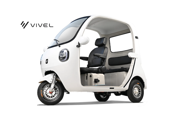 免戴安全帽可坐 3 人電動三輪車上路！14 萬元起日本開賣