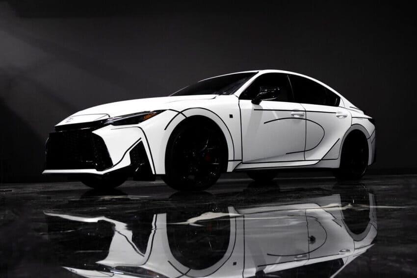 Lexus 在 2026 EXPO Chicago 發表與當代藝術家 Alex Alpert 合作打造的 IS 350 Custom 訂製版。