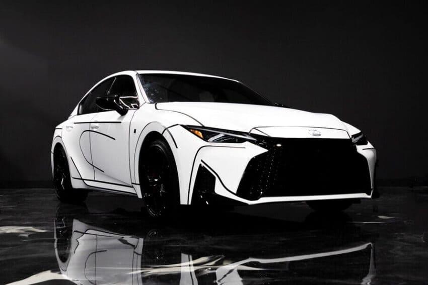 Alex Alpert 之後將在引擎蓋上進行現場手繪線條創作。