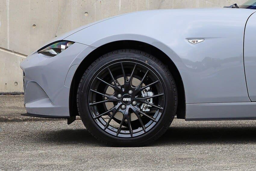 17 吋 BBS 鋁圈採單件式鍛造工藝打造，具備出色的結構剛性與輕量化效果，有助於提升操控表現。