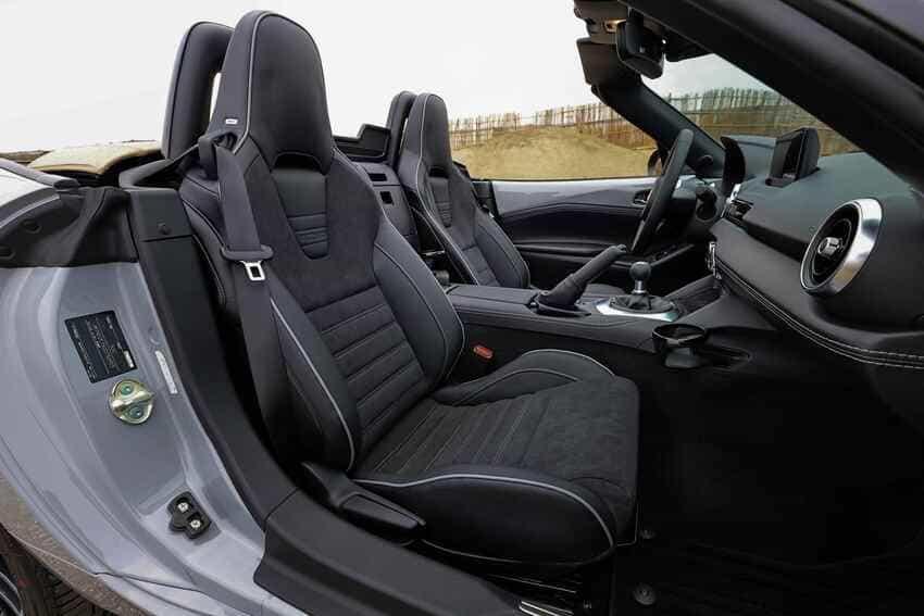 MX-5 RS 車型升級搭載 RECARO 跑車座椅。