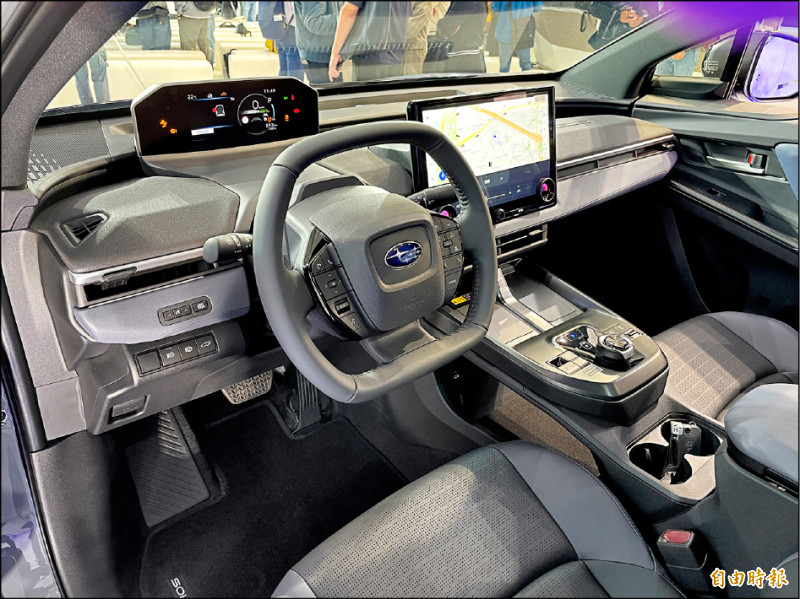 車內以14吋中央觸控螢幕作為科技焦點，並以雙色內裝鋪陳營造高級感。（記者陳弘智攝）