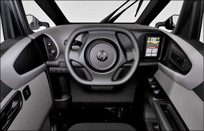 Lean3透過方向盤控制方向，車內配有觸控儀表板與空調系統。