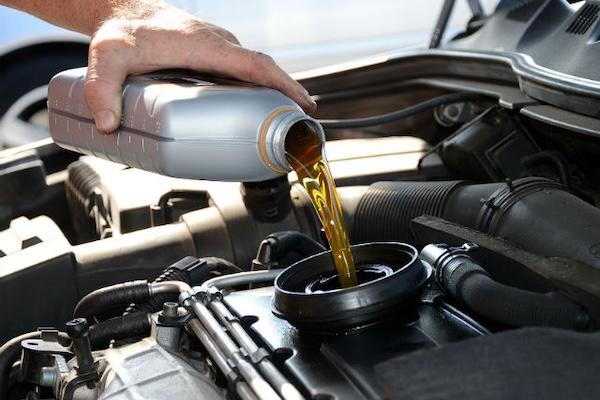 原油飆漲連鎖反應！機油也漲價  汽車保養多 320 元