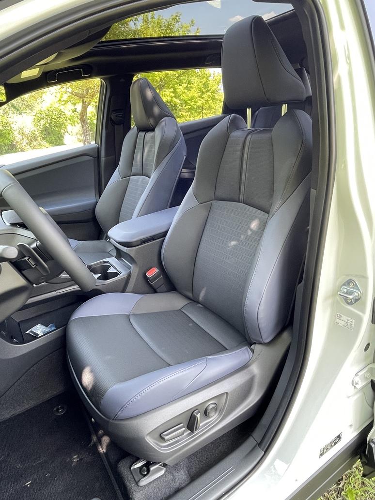 雙前座採運動化雙色座椅，並具備電動調整功能。