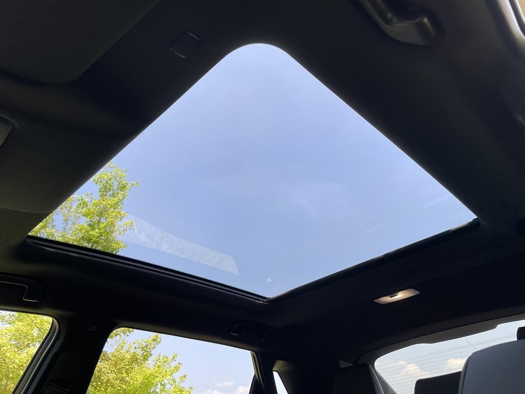 Solterra XT標配全景式玻璃天窗，大面積設計可增加車室開闊感。