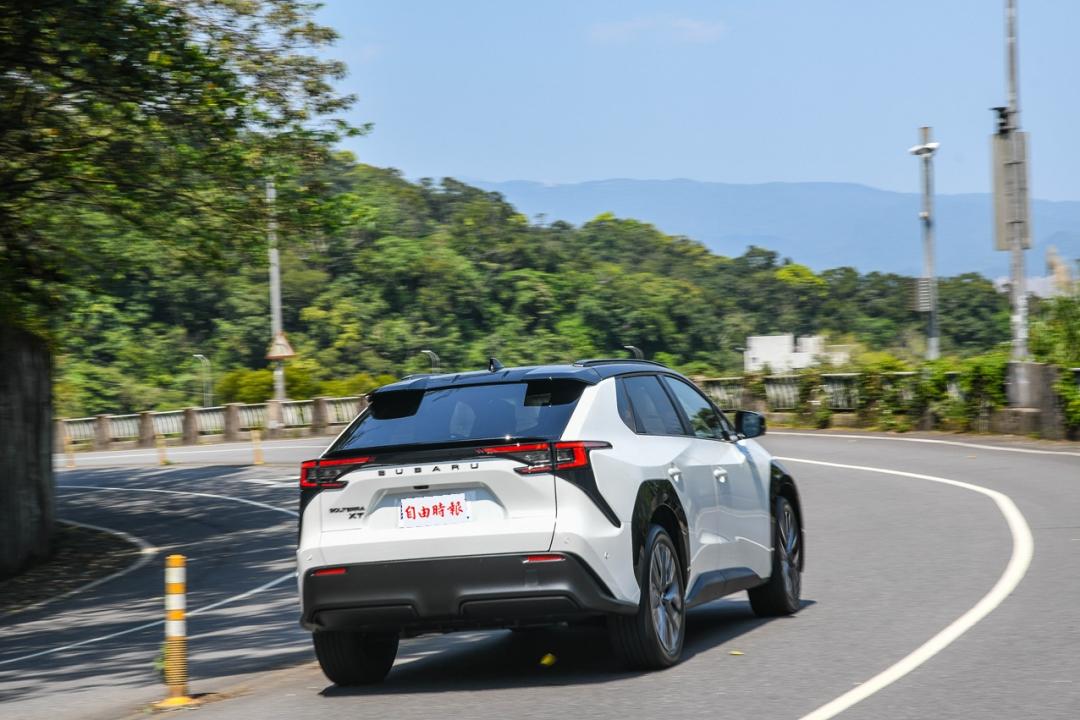 Solterra在e-SAWD四驅系統加持之下，在彎道中也能維持良好的循跡表現。