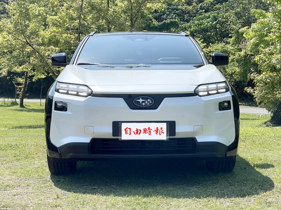 Solterra XT換上嶄新動感面容，其中採分離式設計的六恆星列陣式LED頭燈組擁有相當高的辨識度。