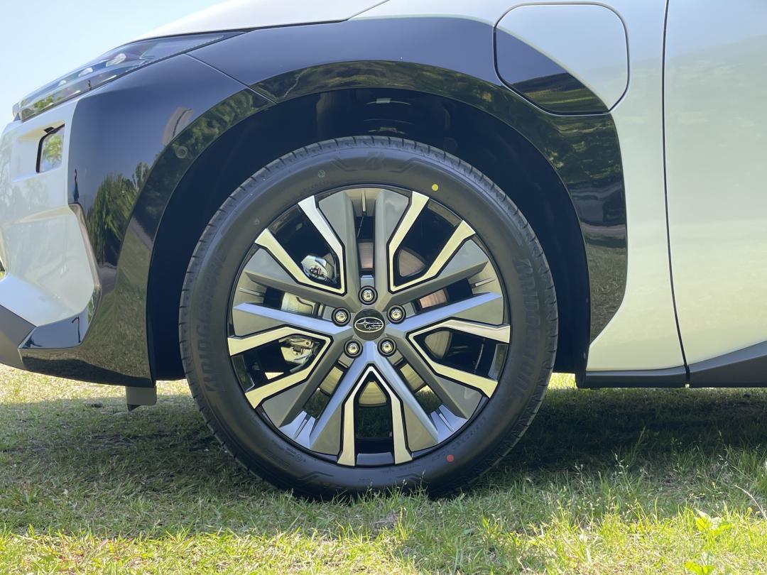 腳下搭載新款20吋雙色切削鋁圈強化運動氣勢。