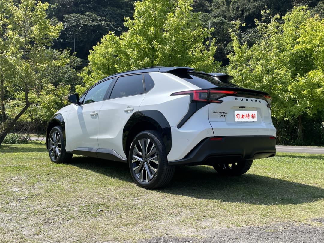 招牌的大面積前後輪拱採用亮黑色塗裝，提升外觀造型質感。