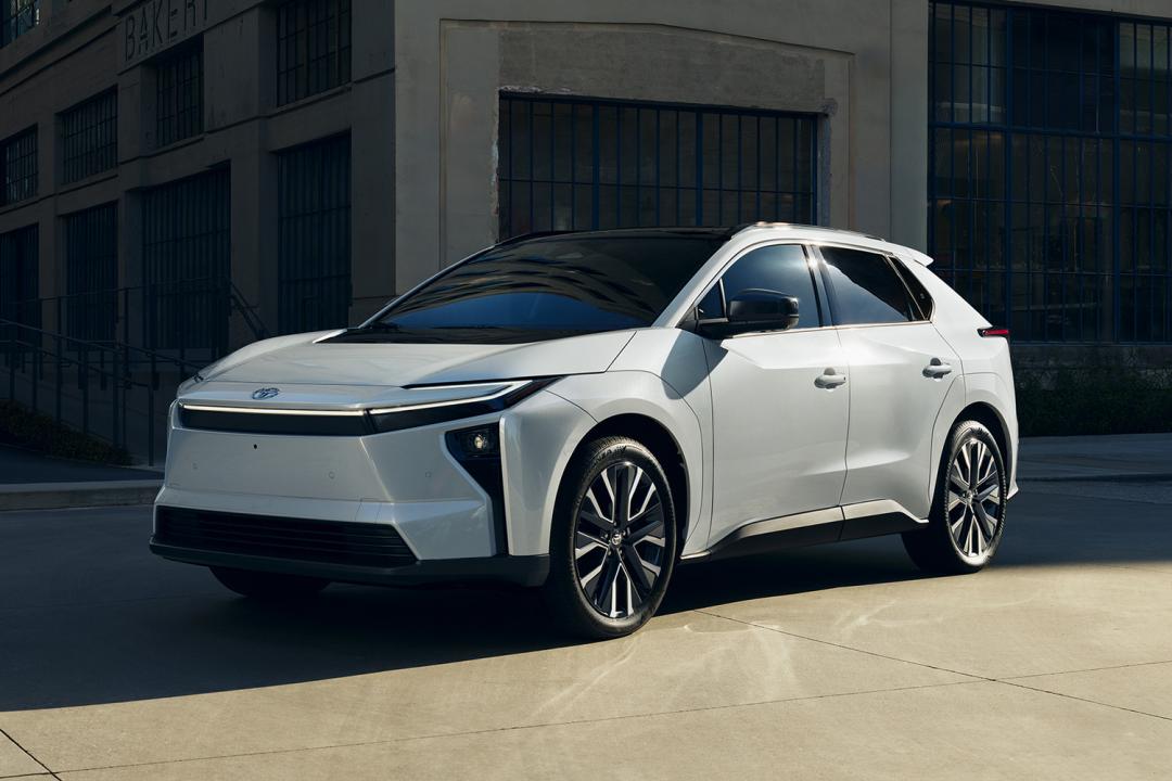 圖為小改款豐田bZ4X，可看出與Solterra XT車頭造型差異。（Toyota提供）