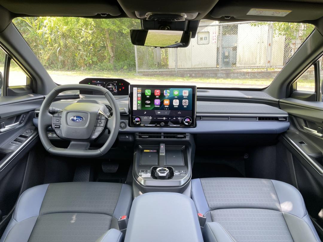 車內以14吋中央觸控螢幕為科技焦點，並以雙色內裝鋪陳營造高級感。