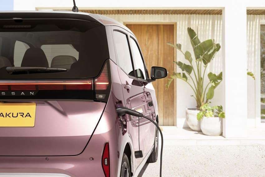 Sakura 充滿電可提供 180 公里的續航里程。