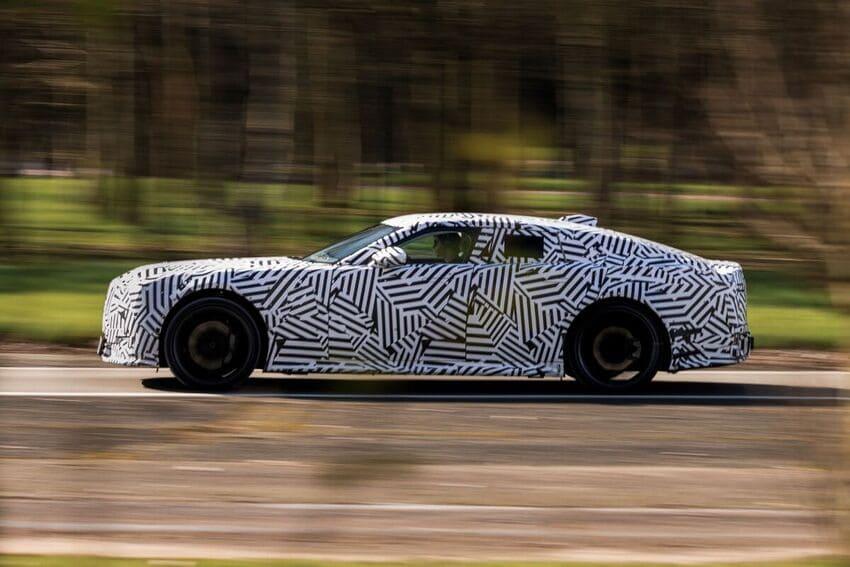 透過長車頭與低車頂的線條設計向 Jaguar 經典車款表達致敬之意。