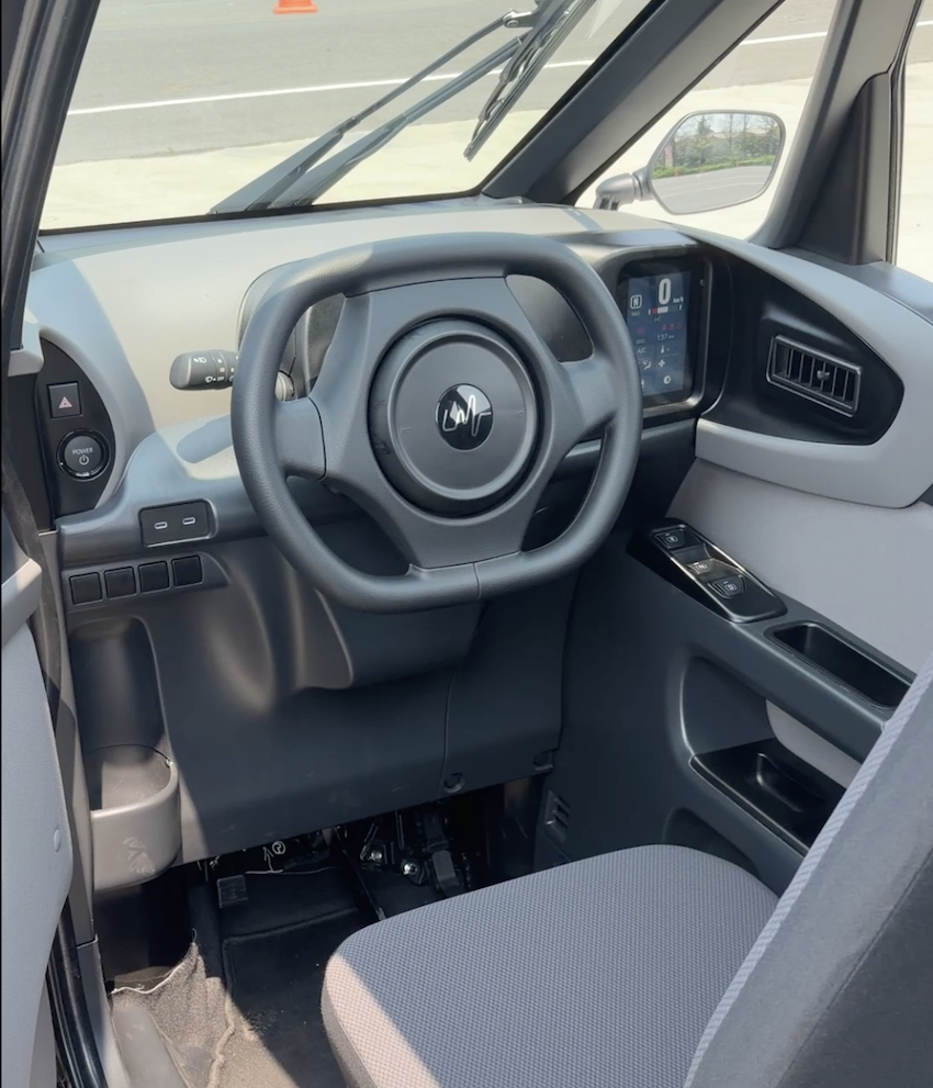 Lean3 以方向盤進行轉向，格局規劃近似汽車。