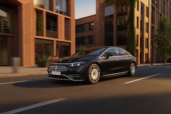 滿電跑 925 公里還有線傳轉向！賓士 EQS 二度小改變身智慧座艙