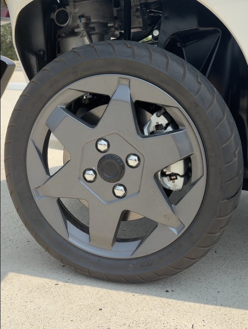 前輪為 90/90 R14，後輪則為 150/70 R14。
