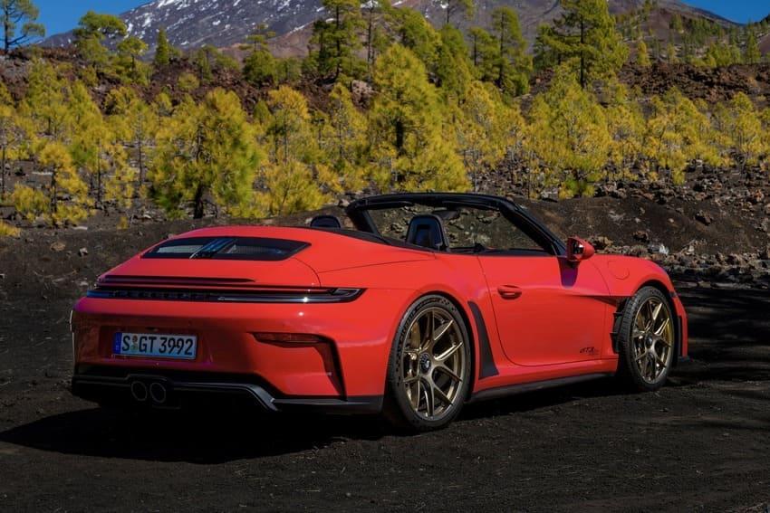 搭載全自動輕量化敞篷機構，可在 12 秒內完成開關篷。