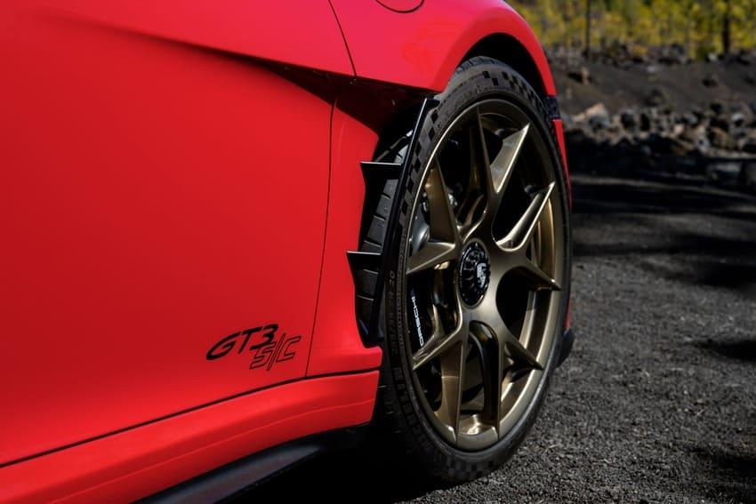 煞車與輪圈配置同樣貫徹輕量化哲學，相較傳統鑄鐵煞車大幅減重逾 20 公斤。