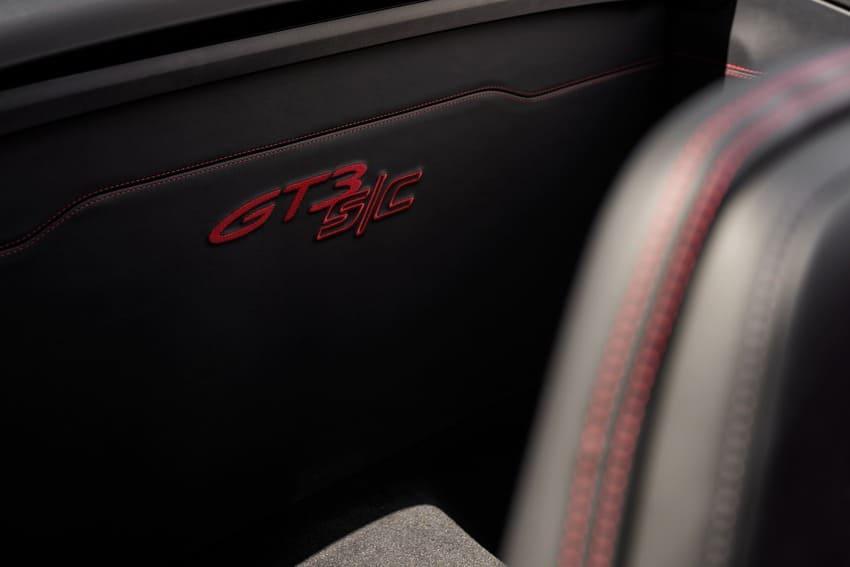 後艙隔板中央醒目點綴 GT3 S/C 專屬繡字。