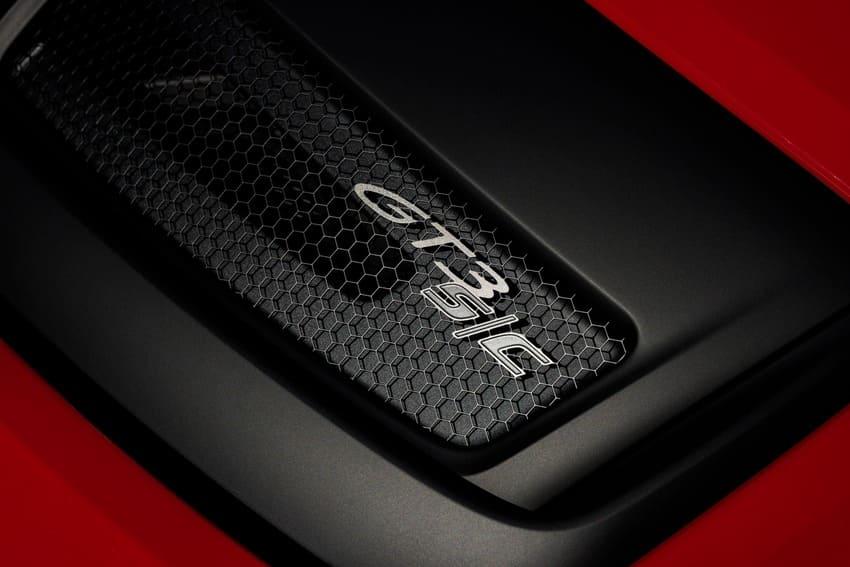 此具 4.0 升六缸水平對臥自然進氣引擎可輸出 510 匹最大馬力的強悍動能。