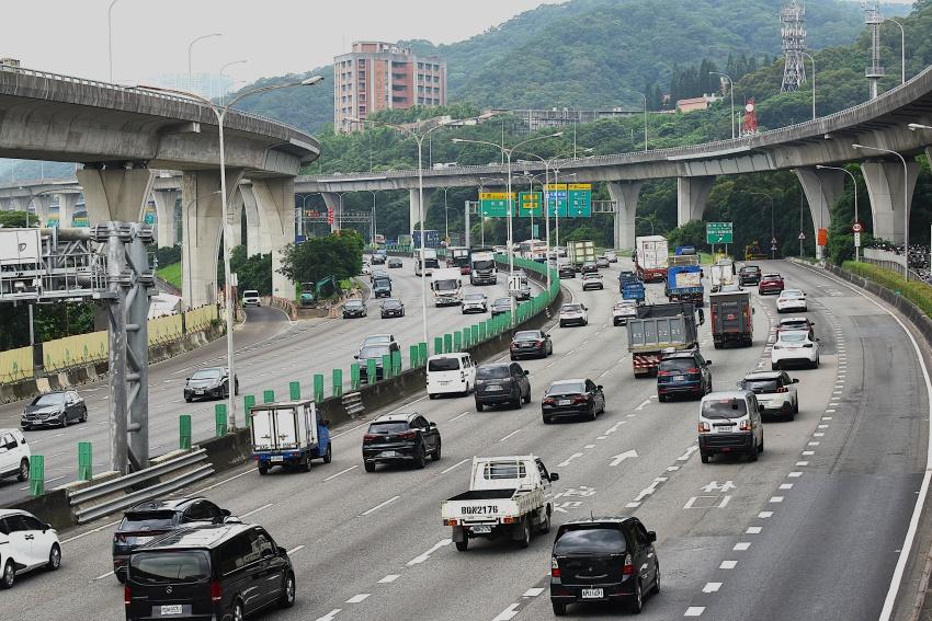國道安全車距如何判斷，國道公路警察局分享方法。（本報資料照）