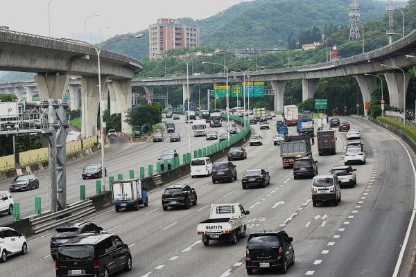 不想吃國道「未保持安全車距」罰單！警教「一黑一白10公尺」判斷法