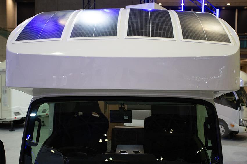 車頂設有薄型太陽能板，能補充電力需求。