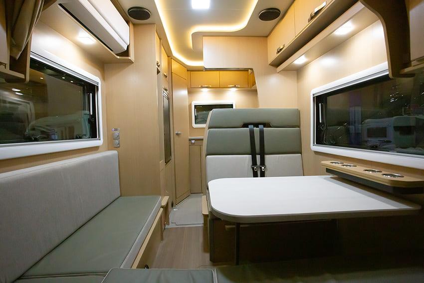 車內運用木質飾材營造舒適氛圍。