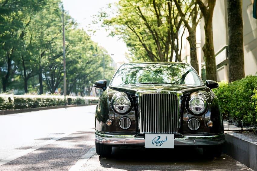 復古車頭造型讓人想起 50 年代的英倫經典車款。