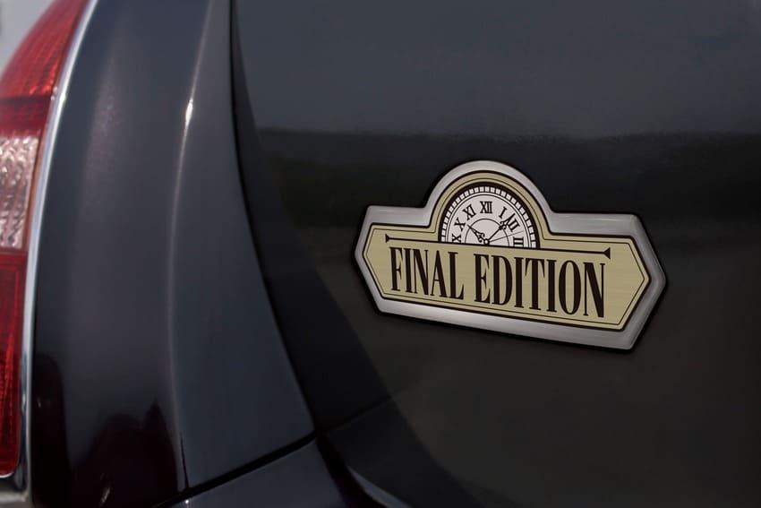 身後設有 Final Edition 銘牌，相當有紀念意義。