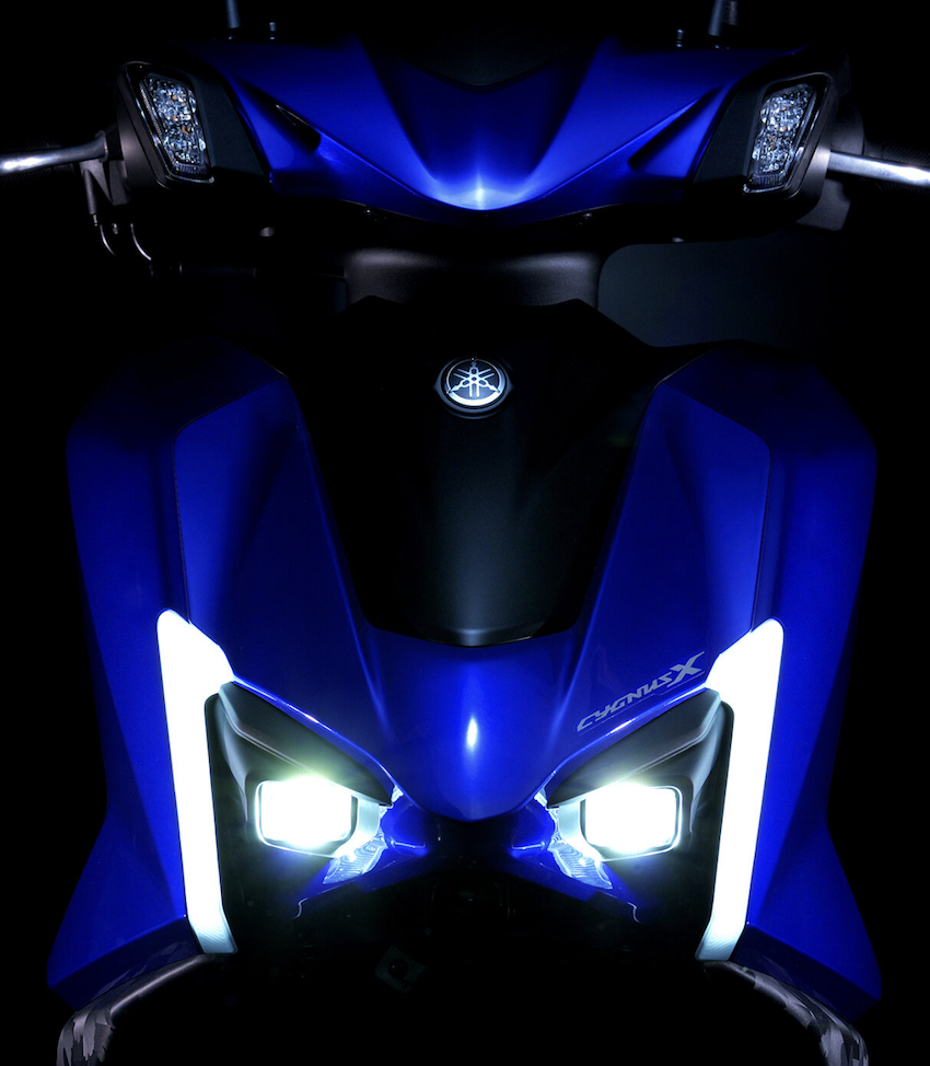 小型投射式 LED 頭燈，提升夜間辨識度。