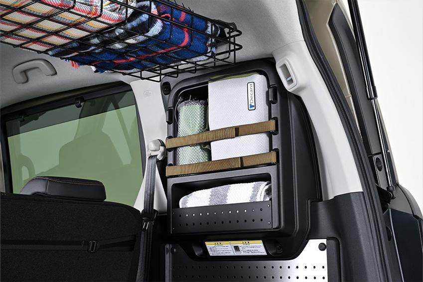 透過加裝置物籃與側邊置物箱，提升空間運用機能。