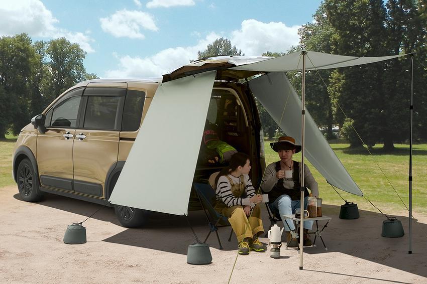 掛上尾門防水布之後，即成為一個簡易帳篷。