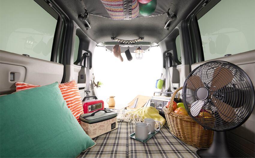 打平後座即成為一個舒適休憩空間。