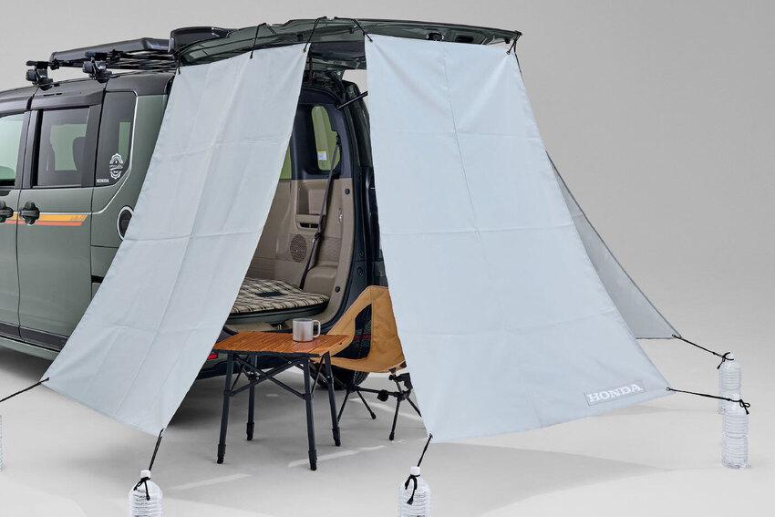 同樣提供尾門防水布，輕鬆享受戶外露營樂趣。