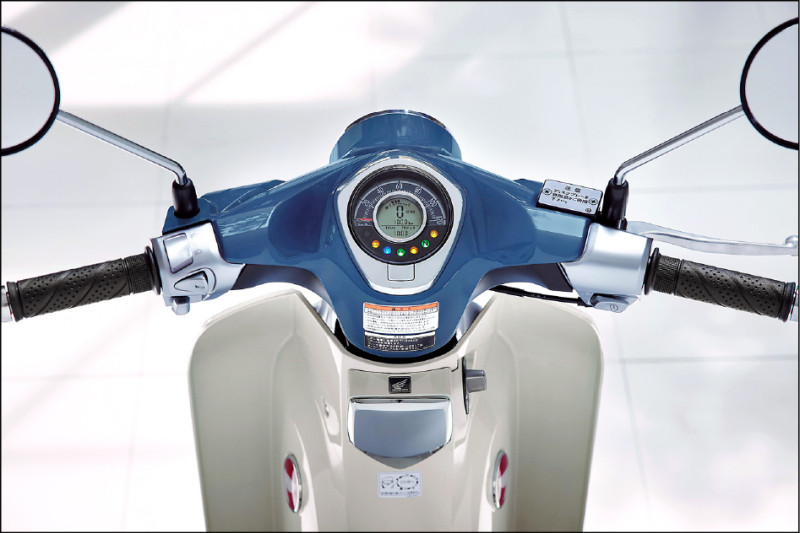 指針搭配液晶螢幕的儀表設計，讓Super Cub C125完美結合復古與現代風格。