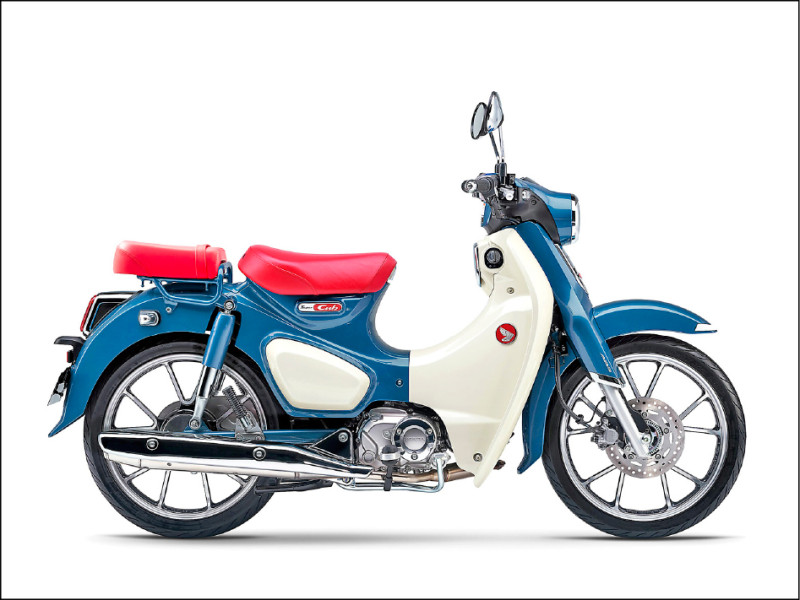 Super Cub C125推出至今依然保有復古外型。圖為博斯普魯斯藍車色。