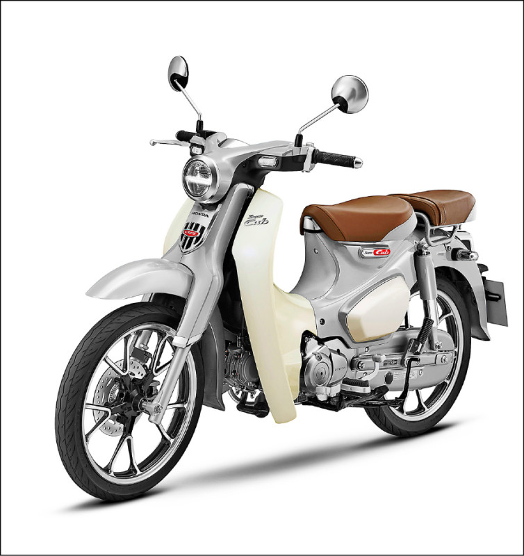 台灣本田推出2027年式Super Cub C125，搭配Honda Smart Key智慧鑰匙系統，使用更便利。圖為金屬銀車色。