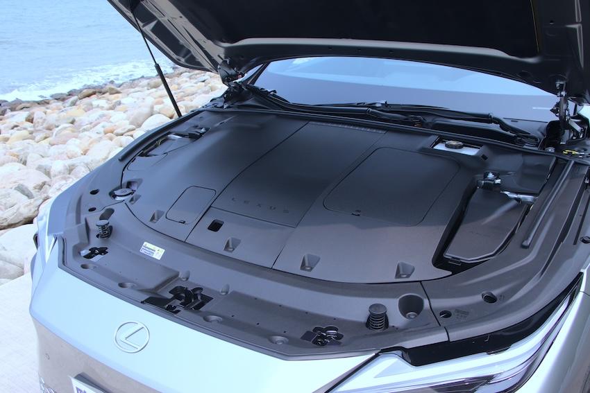 品牌首款電動轎車  氣派與科技兼具！Lexus ES 500e 頂級版試駕