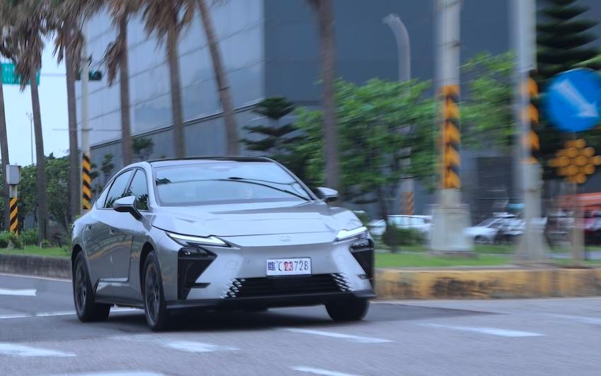 前後軸 E-Axle 配置，不僅輸出更強，同時兼顧低噪音與高效率，DIRECT4 電子四輪傳動系統則提供安定的轉向表現。