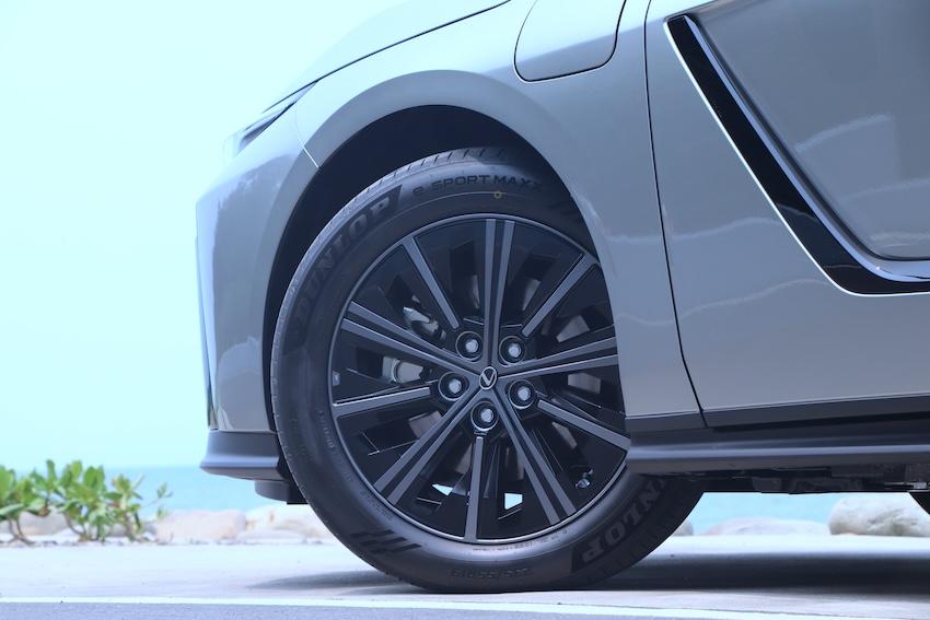ES 500e 頂級版配置 19 吋鋁圈，輪胎尺寸 235/55 R19，偏向舒適導向。