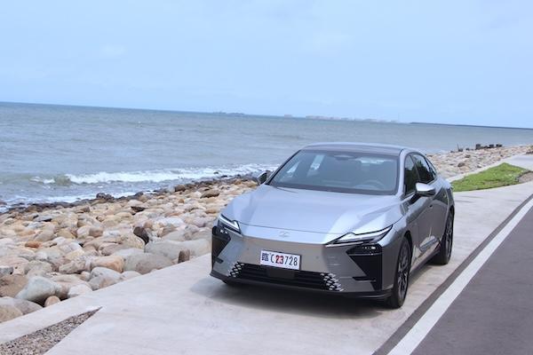 品牌首款電動轎車  氣派與科技兼具！Lexus ES 500e 頂級版試駕