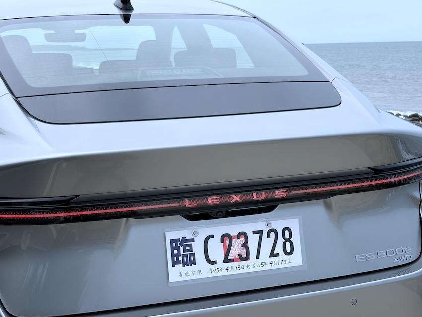 置中的「LEXUS」字樣搭配貫穿式尾燈，提升全新識別效果。