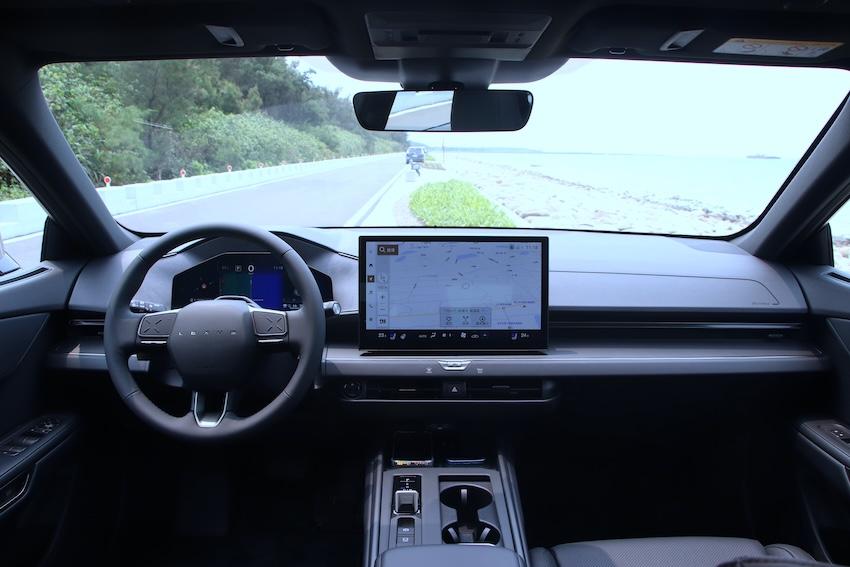 ES 500e 車艙延續 Lexus TAZUNA 座艙概念，講究簡潔與駕駛操作便利性。