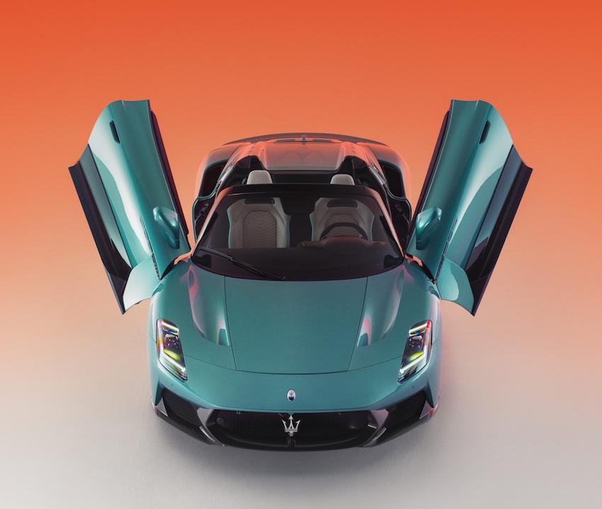 MCPURA 與敞篷版 MCPURA Cielo 皆配置蝶翼式側掀車門，展現強大視覺氣場。