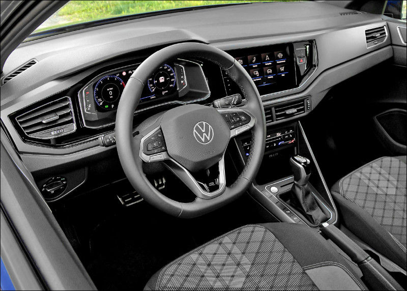 230 TSI R-Line車型標配Digital Cockpit Pro 10.25吋全邏輯數位化儀表，以及專屬運動化真皮多功能方向盤。