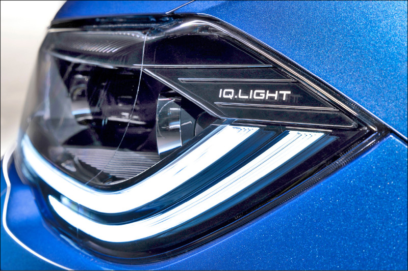230 TSI Advance車型以上皆配置IQ.LIGHT智慧燈組，可依天候與行車狀況自動調整燈型及亮度。圖為230 TSI R-Line車型。